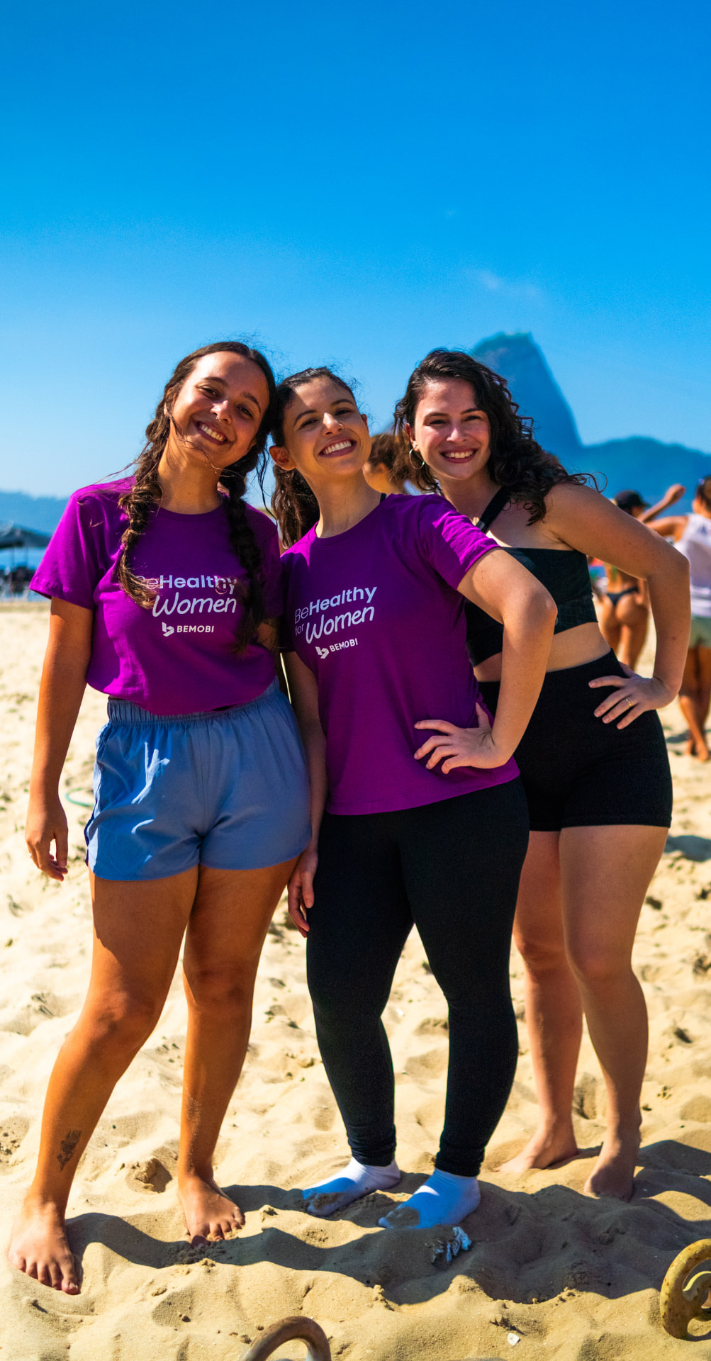 Alunas correndo na areia durante o treino funcional